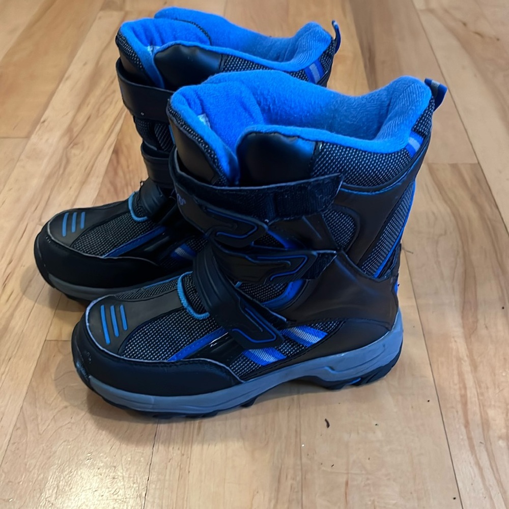 Boys snow boots size 3